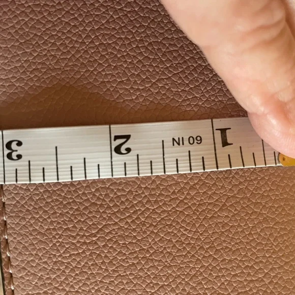 ⭐️ NEW Elegant Pink and White Crossbody Bag - Picture 6 of 9